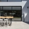 テスラPowerwall 3が設置された住宅の屋外テラスの様子