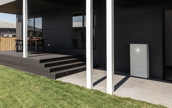 住宅の外壁に設置されたテスラPowerwall 3