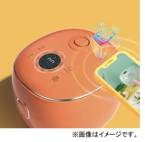 炊飯器にスマートフォンをかざしてレシピを確認する様子