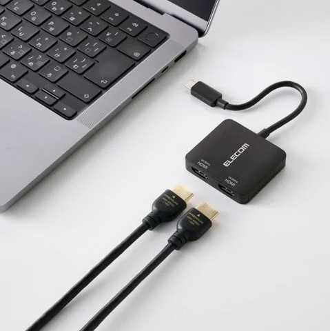 ノートPCと接続されたUSB Type-C HDMI変換アダプターとHDMIケーブル