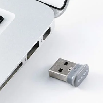 パソコンのUSBポートに挿入されるELECOM Bridge E USBレシーバー