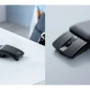 デスク上のブラックとブルーの薄型ワイヤレスマウス