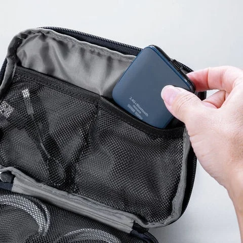 バッグのポケットに収納される小型ワイヤレスマウス