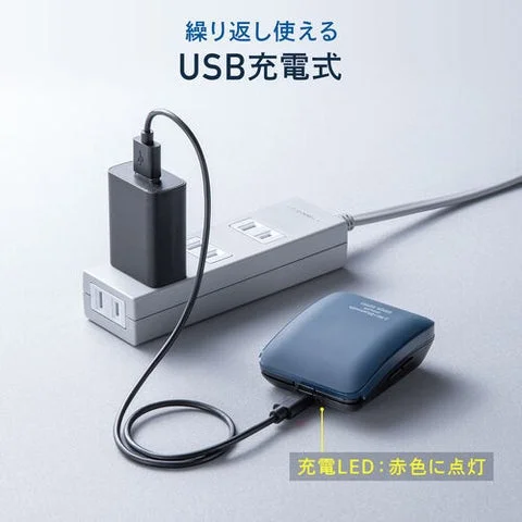 USBケーブルで充電中のマウスと充電状態を示す赤いLED
