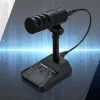 デスクで無線機を使用する人物とデスクトップマイクロホンMC-100のイメージ