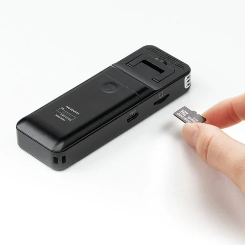 本体側面のmicroSDスロットにカードを挿入する様子