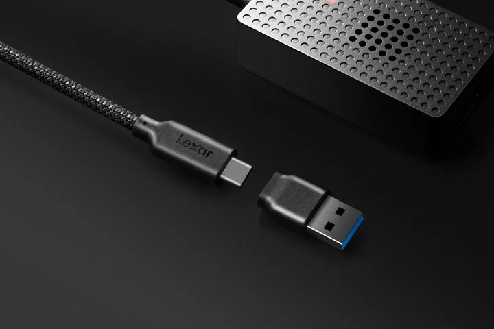RW540に付属するUSB Type-CケーブルとType-A変換アダプター