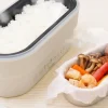 炊飯器でご飯とおかずを同時調理している様子