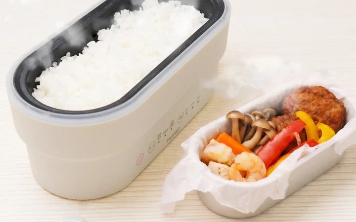 炊飯器でご飯とおかずを同時調理している様子