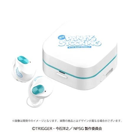 ホワイトを基調にライトブルーの羽根モチーフがあしらわれたイヤホンとケース