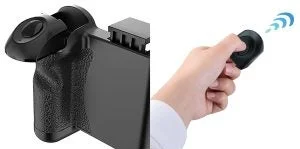 ワンハンドシャッター本体と取り外したBluetoothリモコン
