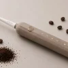 コーヒーかすと並べられたEPEIOS電動歯ブラシET003の限定カラーモデル
