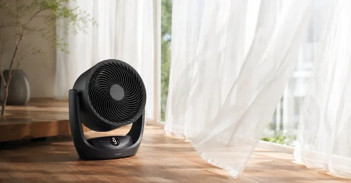 カーテン越しの自然光が入る部屋に置かれたマットブラックのスマートサーキュレーター2 Pro