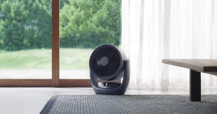 木目調の床と大きな窓がある部屋に置かれたマットブラックのスマートサーキュレーター2 Pro