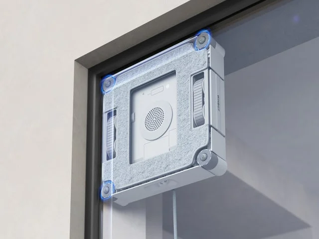 窓の角を清掃中のWINBOT W2S PRO本体