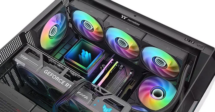 マザーボードに装着された発光するCT EX INFINITY ARGBファン