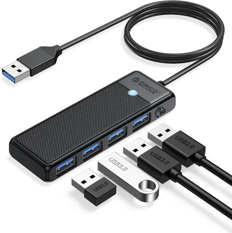 USBハブ本体とUSBメモリ、接続ケーブルの全体像