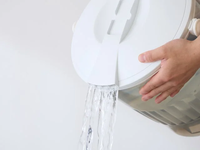 バケツ型洗濯機から排水する様子