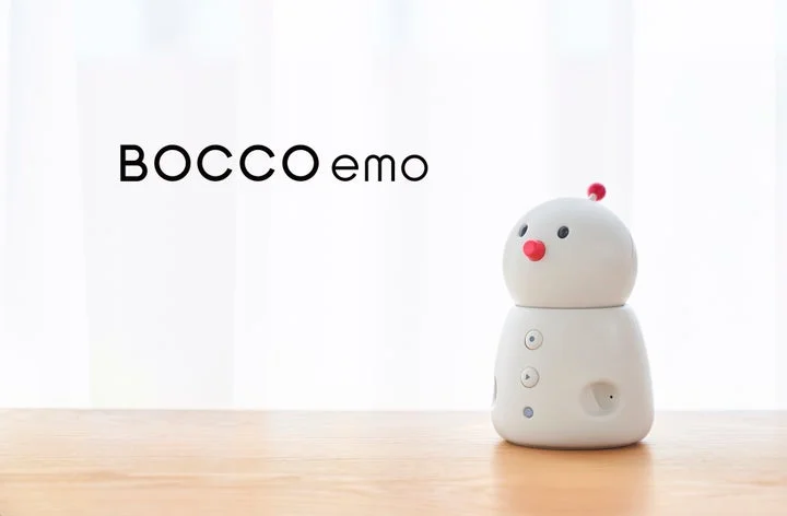 机の上に置かれたBOCCO emo本体とロゴ