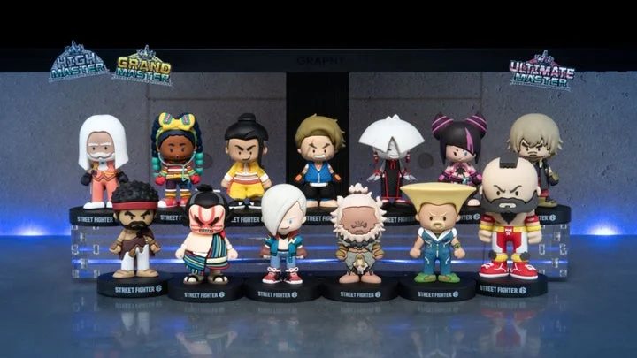 モニターの上に飾られたストリートファイター6のキャラクターマスコット
