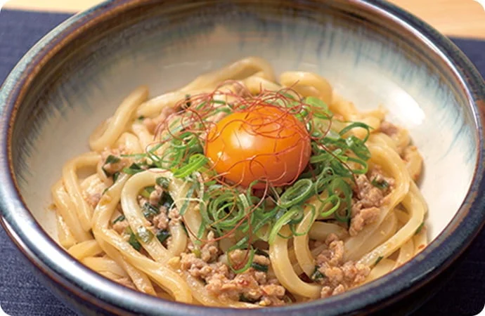 耐熱容器で調理された台湾風混ぜうどん
