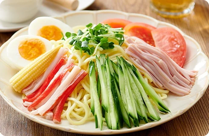 耐熱容器で調理されたごまだれ冷やし中華