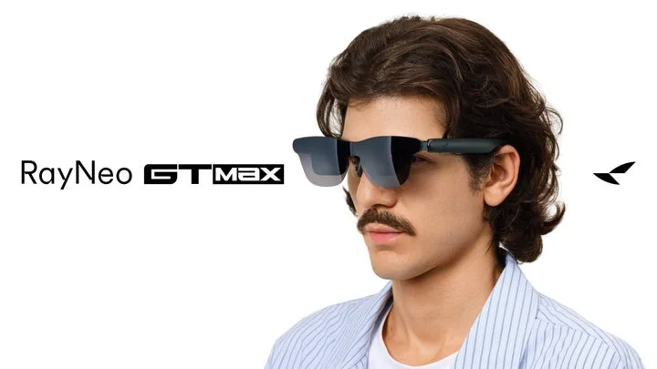 男性がRayNeo GT Maxを装着し、左側に製品名ロゴが配置された告知画像