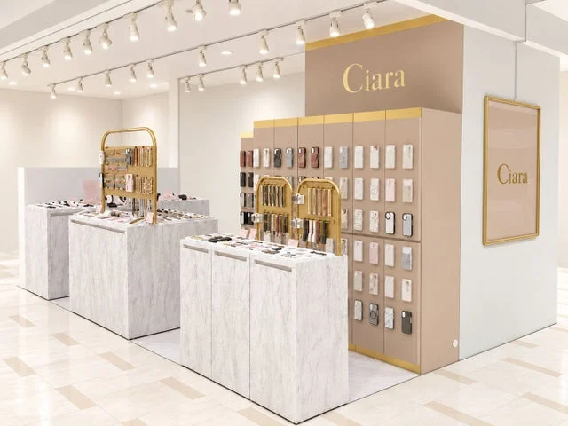 Ciara期間限定ショップの店内とスマホケースの展示風景