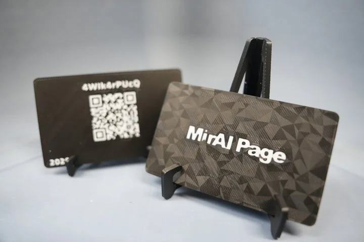 スタンドに立てたMirAICardの表裏面とQRコード