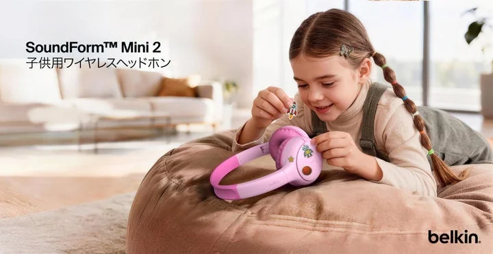 女の子がピンクのSoundForm Mini 2にステッカーを貼る様子