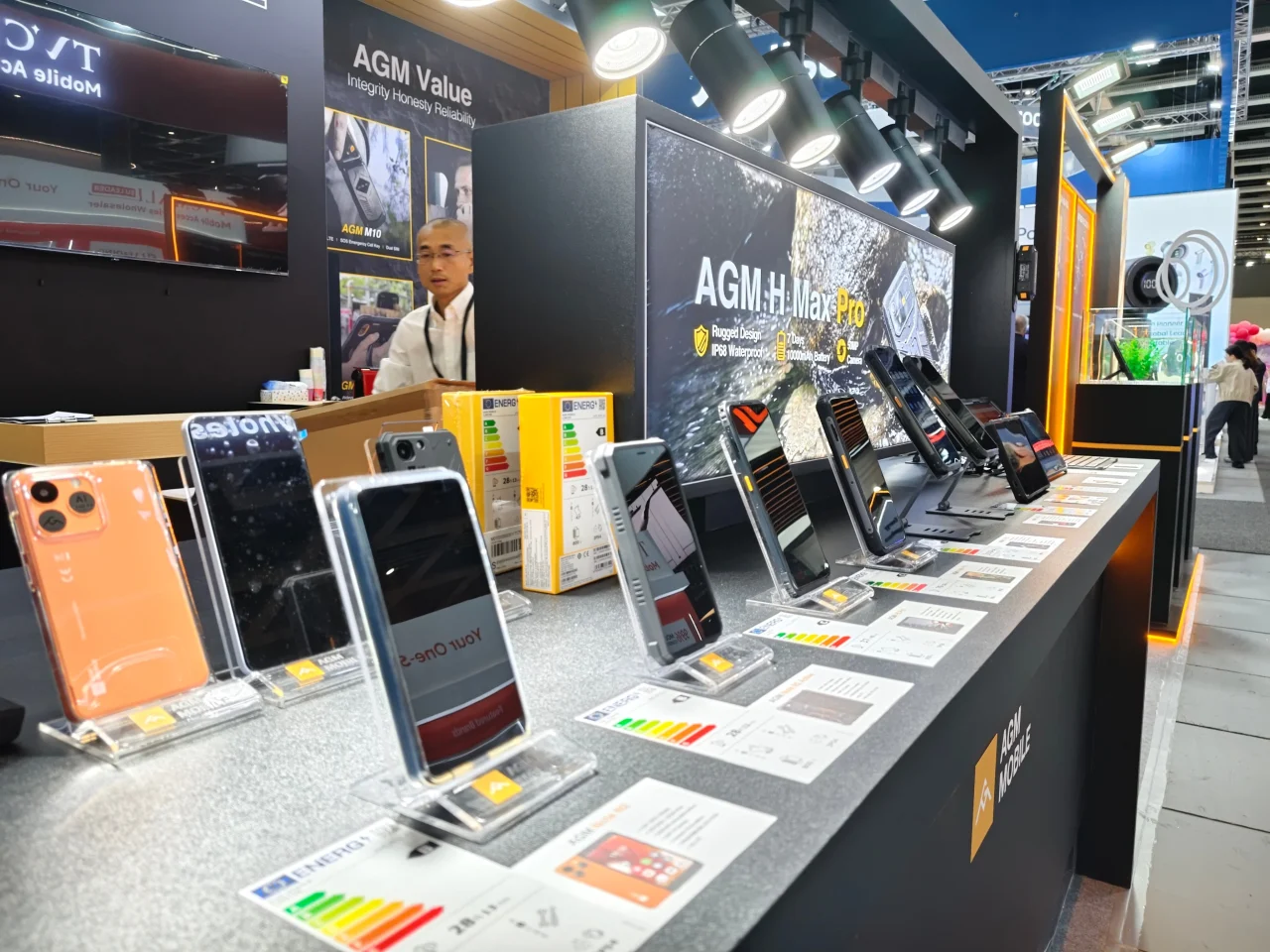 IFA 2026のAGMブースで、AGM H Max Proなどのタフネススマートフォンが展示されている様子