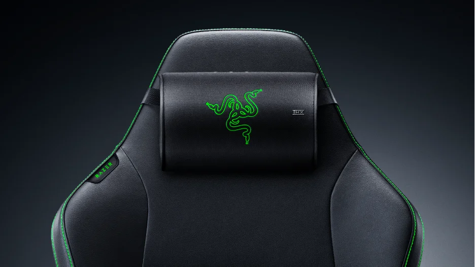 ゲーミングチェアに装着されたRazer Clio Xの正面外観