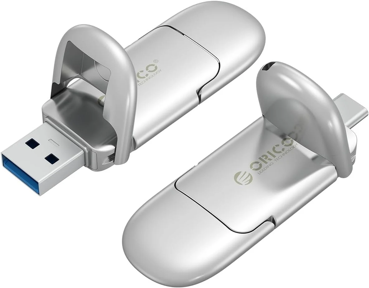ORICOデュアルUSBメモリのシルバー製品画像。Type-AとType-Cの両コネクタが確認できます。