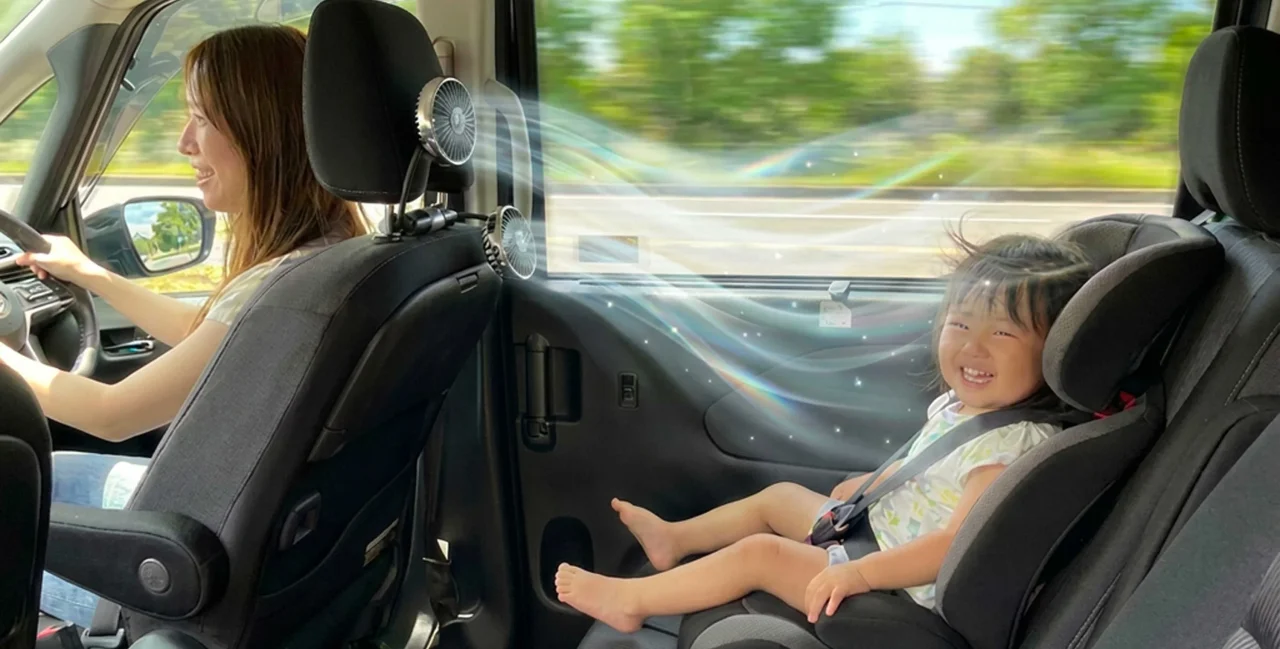 SPEEDER ヘッドレストダブルファン（HDF02）を車内で使用し、後部座席の子どもに風を送る様子