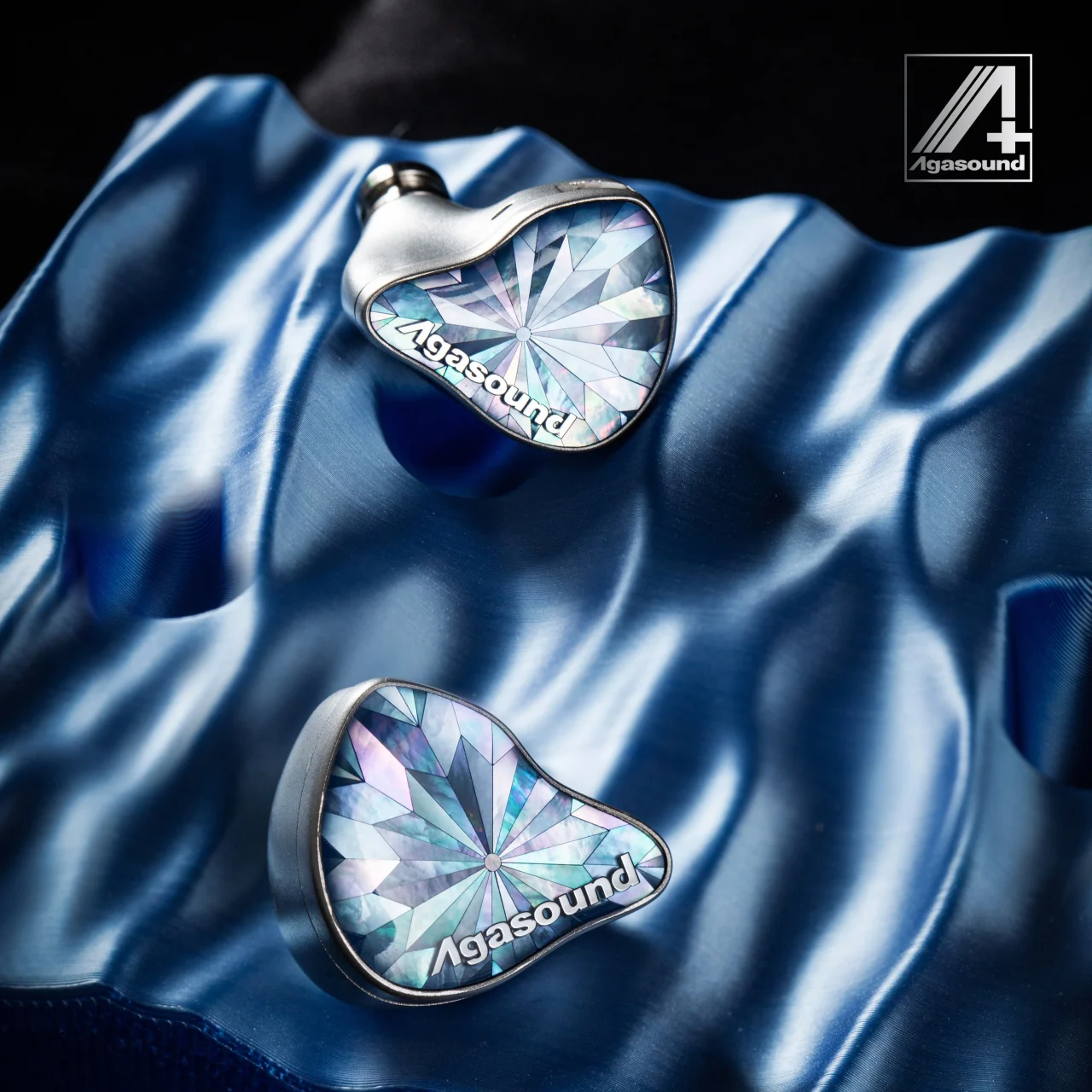 Agasound PEARLイヤホン本体2個が青い布の上に置かれた写真