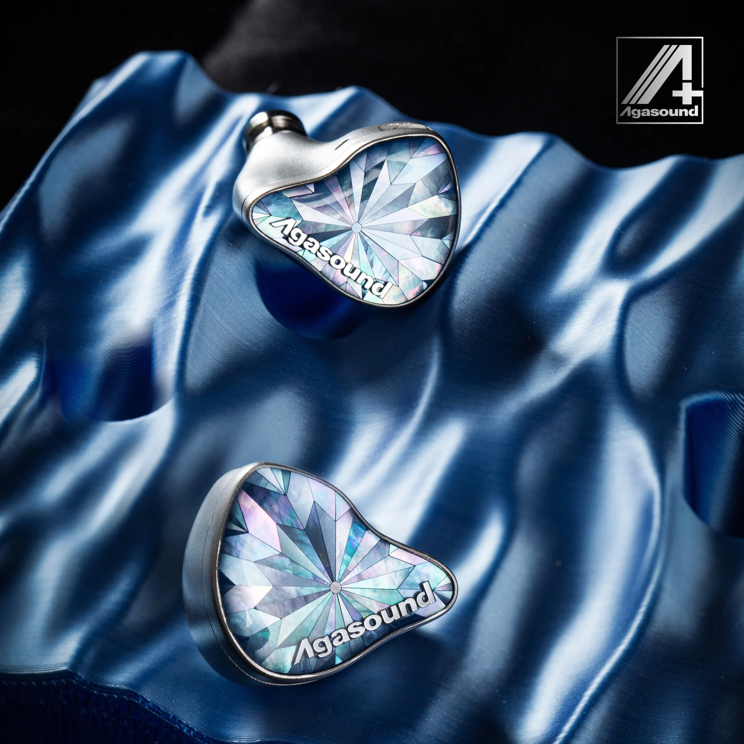 Agasound PEARLイヤホン本体2個が青い布の上に置かれた写真