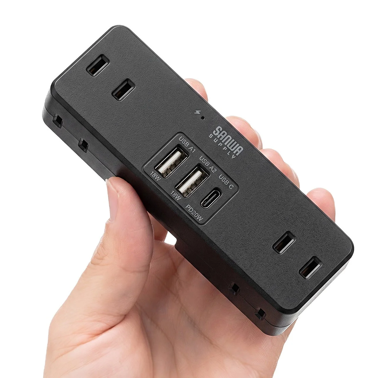 700-TAP093BKの黒色電源タップを手に持った外観