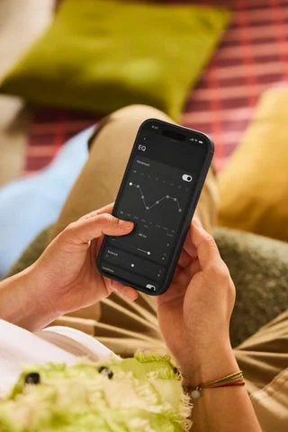 スマートフォンでSonosアプリのイコライザー設定画面を操作している様子
