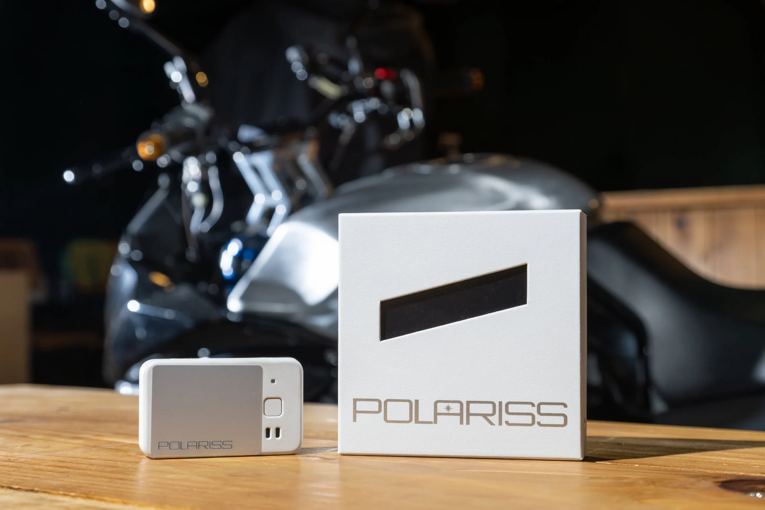 POLARISS(ポラリス)本体と箱、背景にバイク