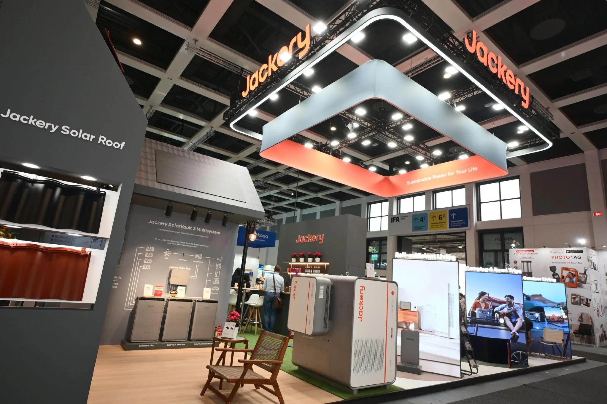 IFA 2026でのJackeryブース全景。大型蓄電システムやポータブル電源が展示されている。