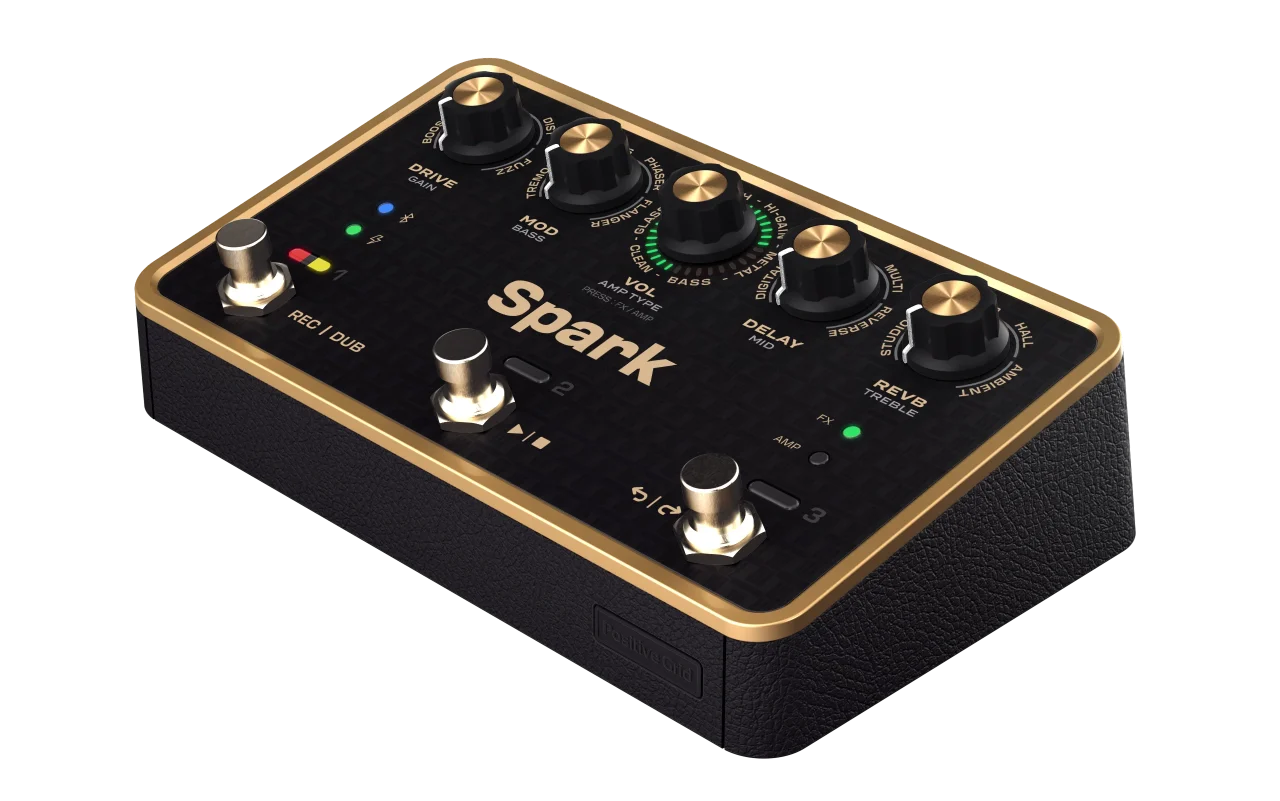 Spark PEDALの黒とゴールドの筐体とノブ・スイッチ