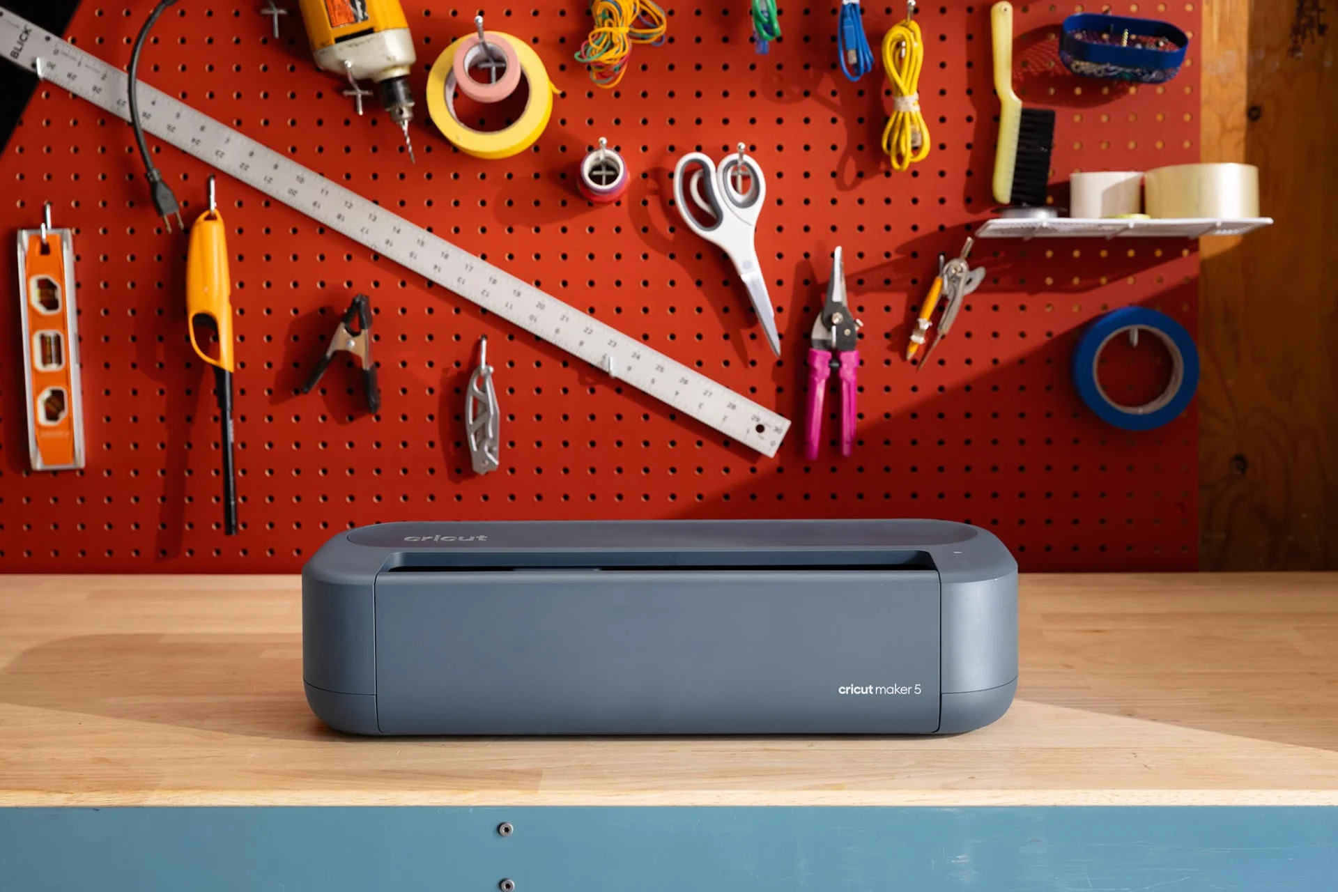 Cricut Maker 5の本体が作業台に置かれた様子