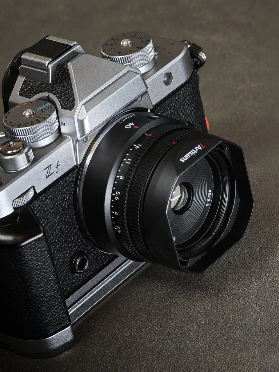 ニコンZfに装着した7Artisans 40mm F2.5 AFのレンズフード付き外観