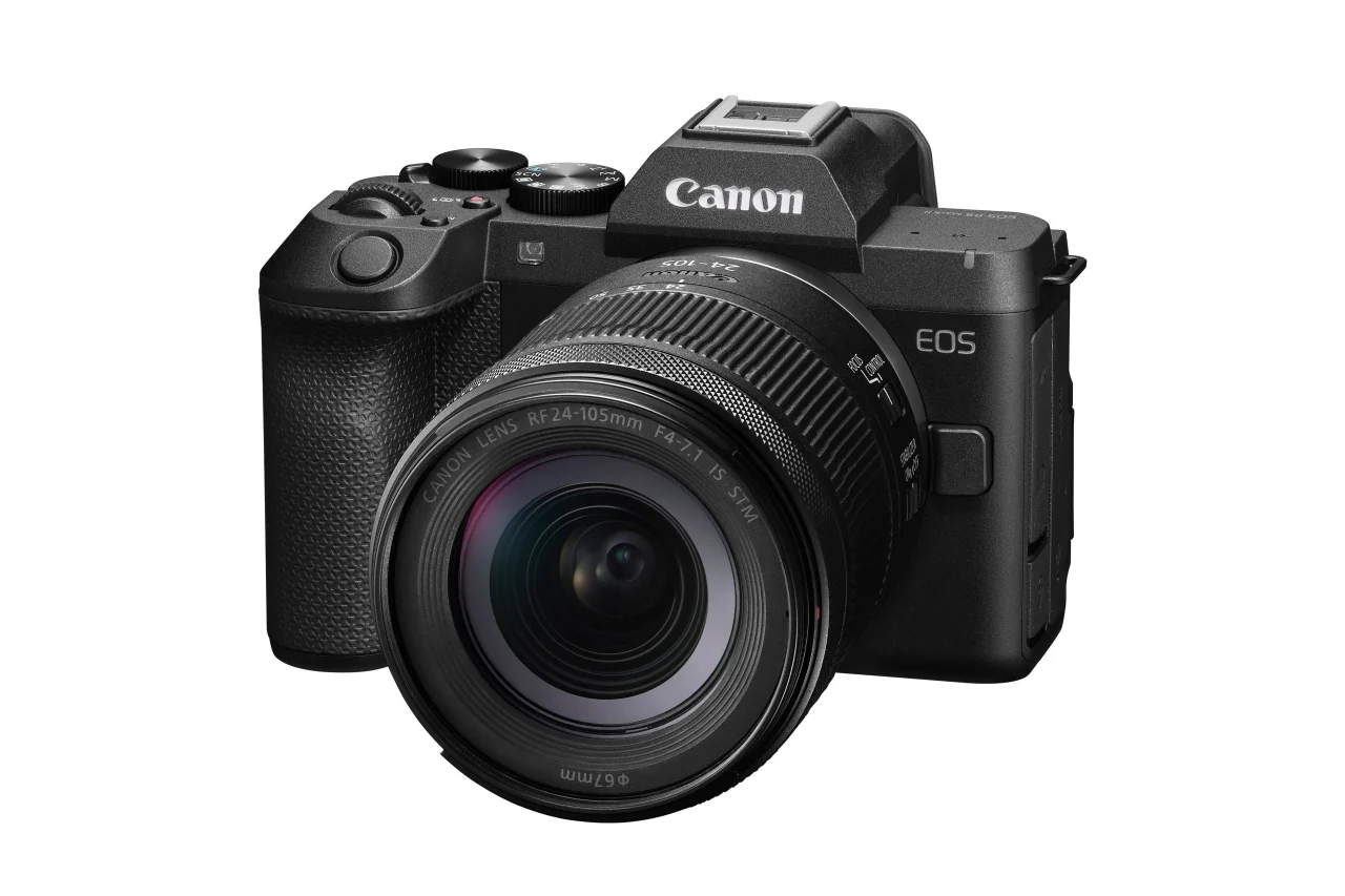 EOS R8 Mark IIの黒いボディーにレンズを装着した斜め前面の製品写真