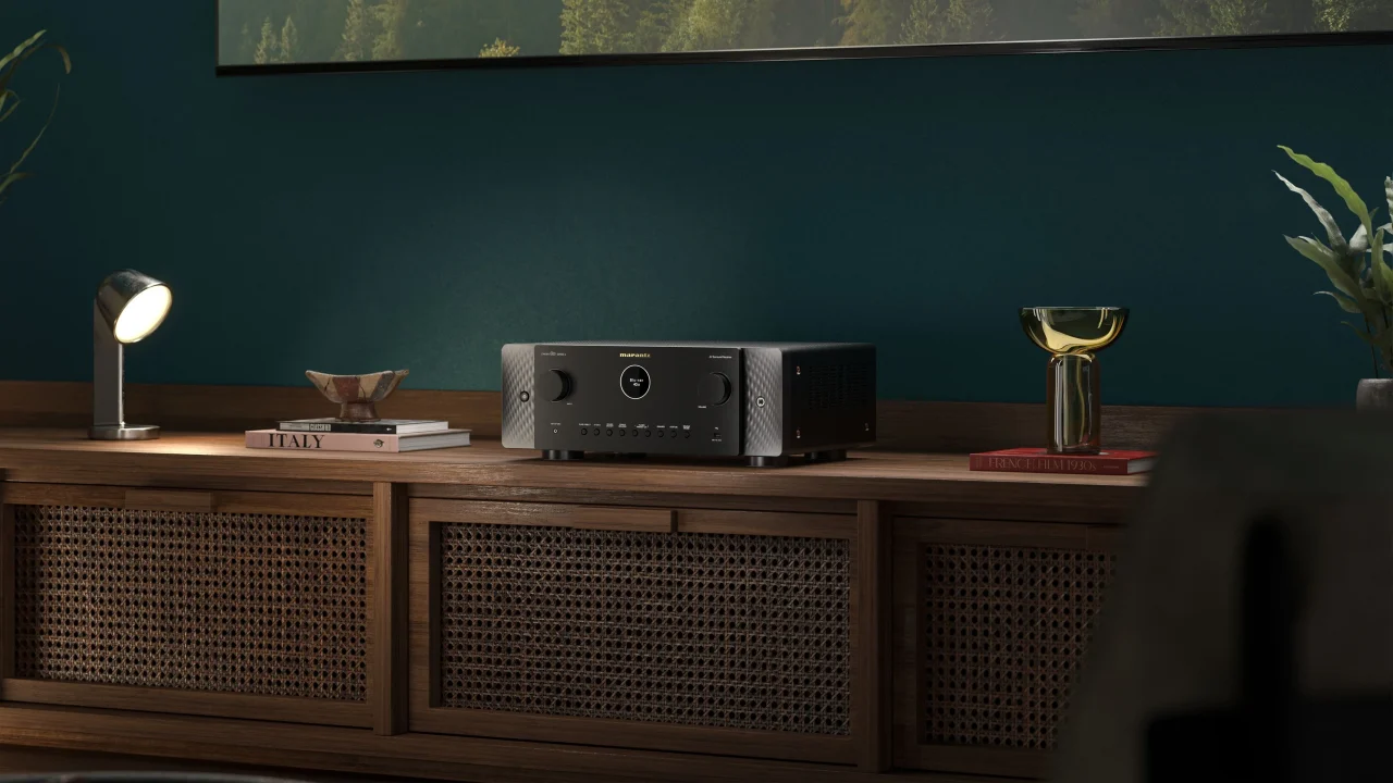 CINEMA 60 SERIES 2のAVサラウンドレシーバーが木製家具上に置かれた利用シーン