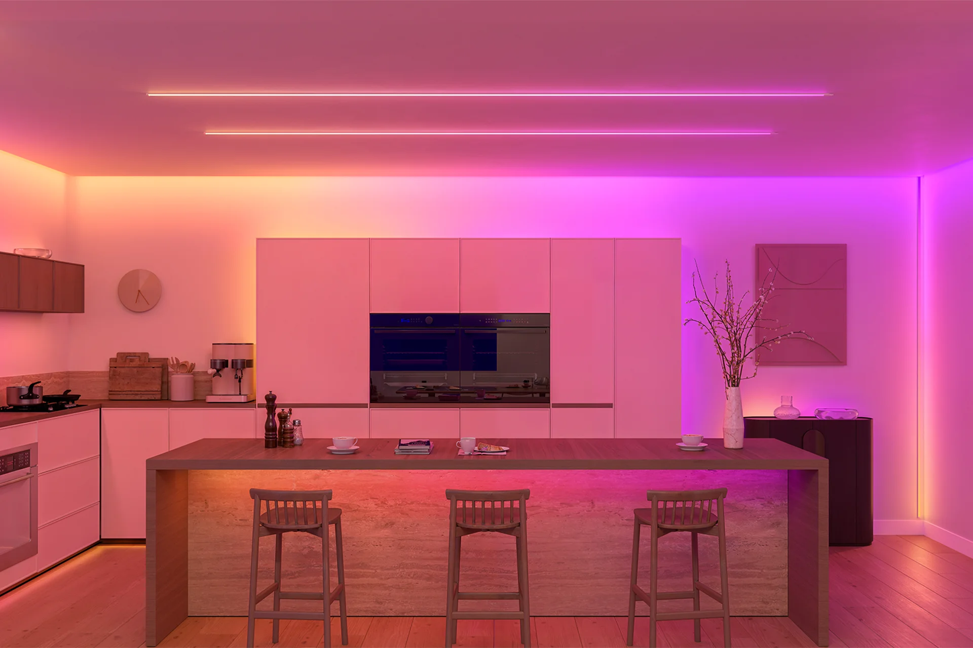 Hue テープライトが設置されたキッチン空間のイメージ