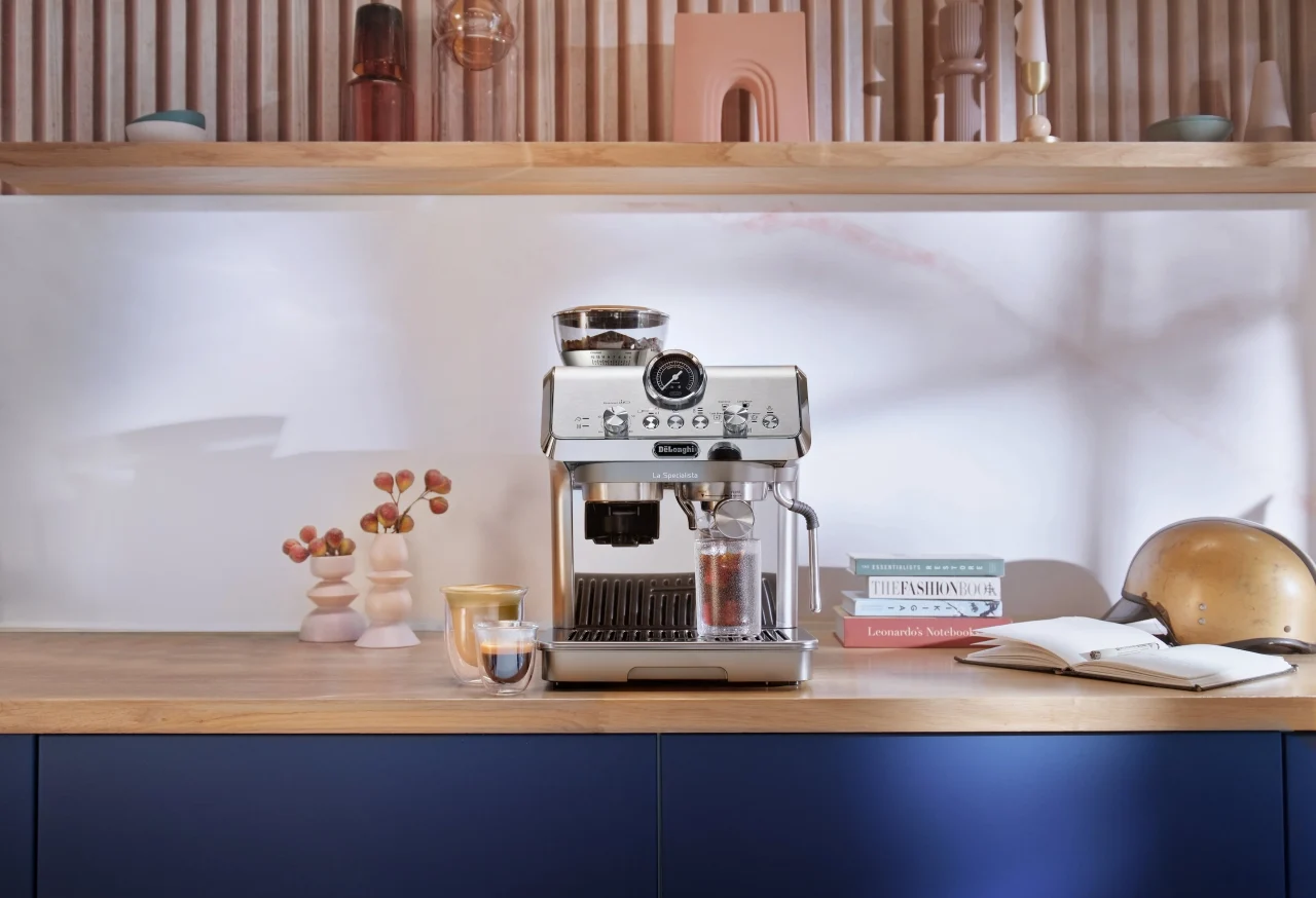 デロンギ ラ・スペシャリスタ・アルテ イーヴォのメタルシルバー本体とコーヒーカップ