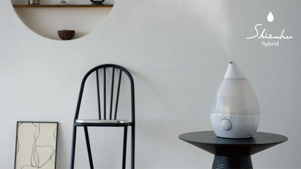 SHIZUKU hybridの加湿器が置かれた室内の風景