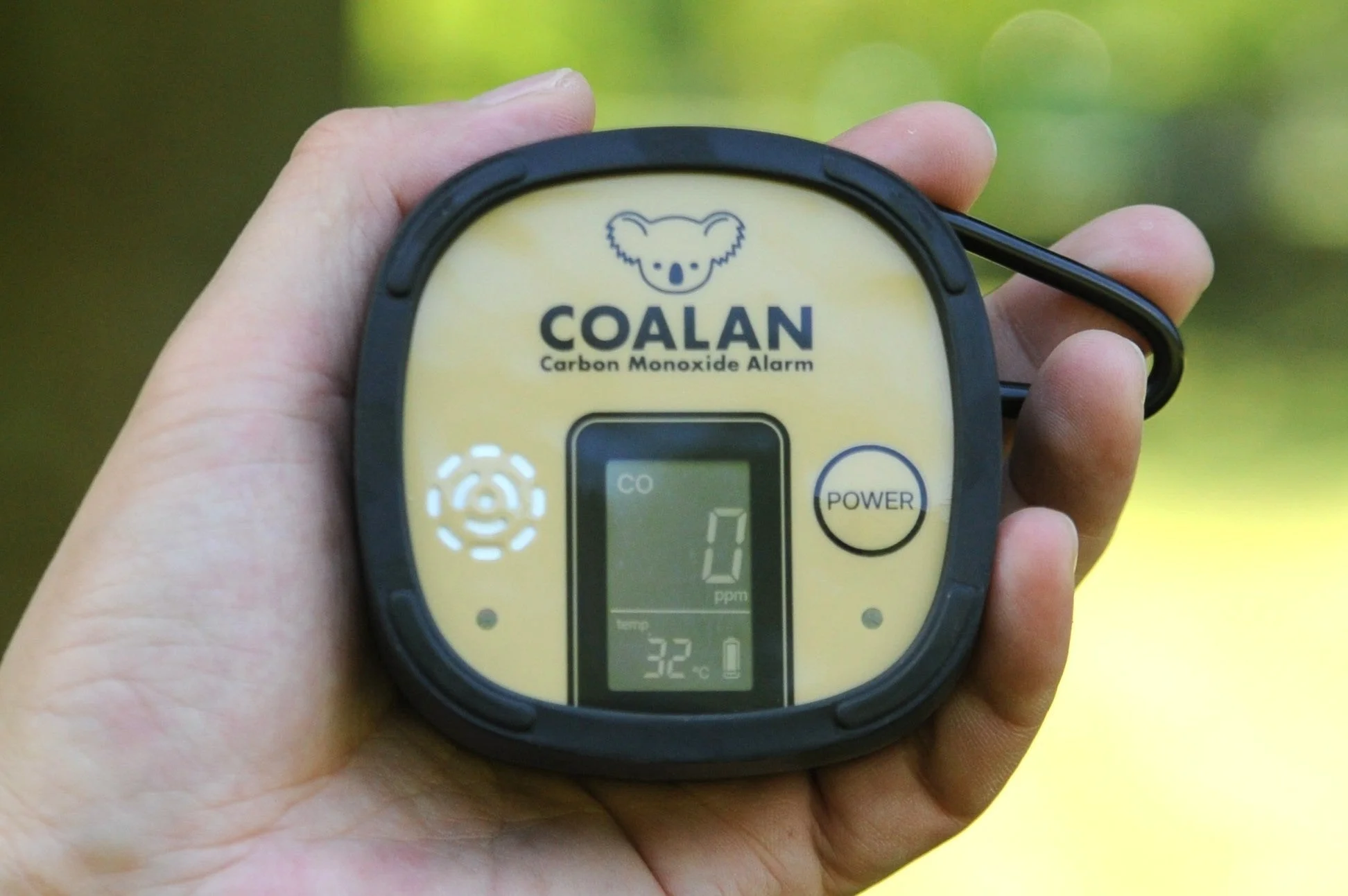 COALAN CL-725の本体を手に持った外観。COALANロゴと液晶画面、POWERボタンが確認できる。