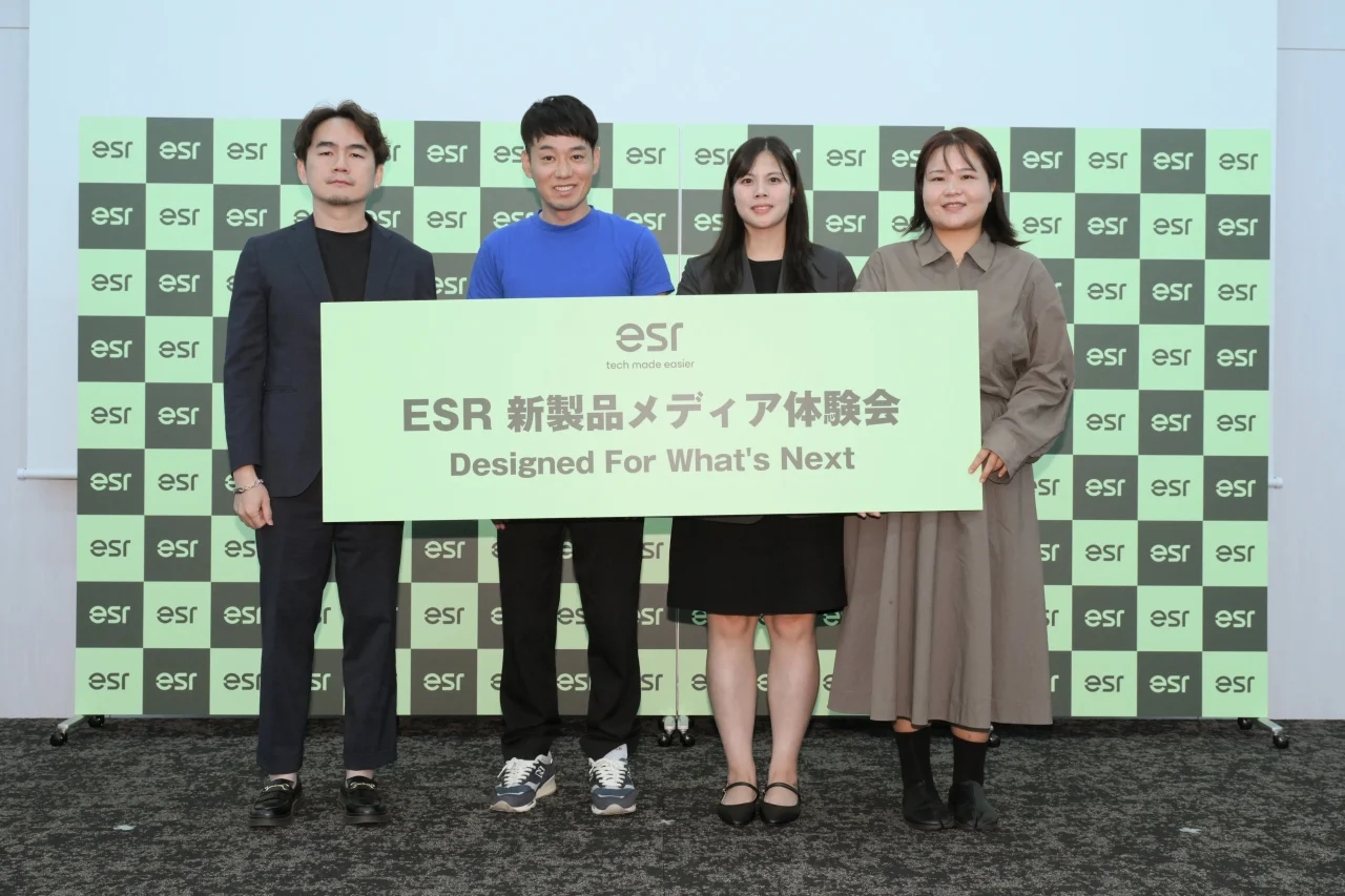 ESR新製品メディア体験会の登壇者4名がロゴ背景の前で記念撮影